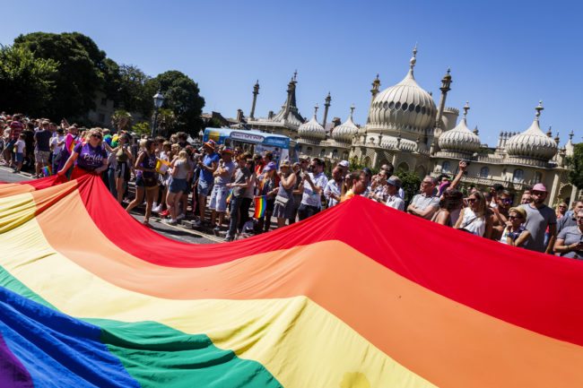 BRIGHTON, INGLATERRA - 6 DE AGOSTO: La bandera del arco iris se lleva a través de las calles en Brighton Pride Parade el 6 de agosto de 2016 en Brighton, Inglaterra. (Foto por Tristan Fewings / Getty Images)