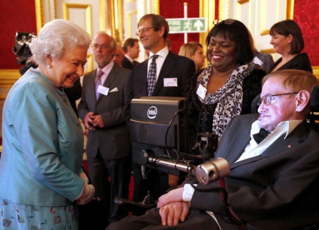 LONDON, UNITED KINGDOM - MAY 29: Queen Elizabeth II meets Professor Stephen Hawking (R) during a reception for Leonard Cheshire Disability in the State Rooms, St James's Palace on May 29, 2014 in London, England. (Photo by Jonathan Brady - Pool / Getty Images)