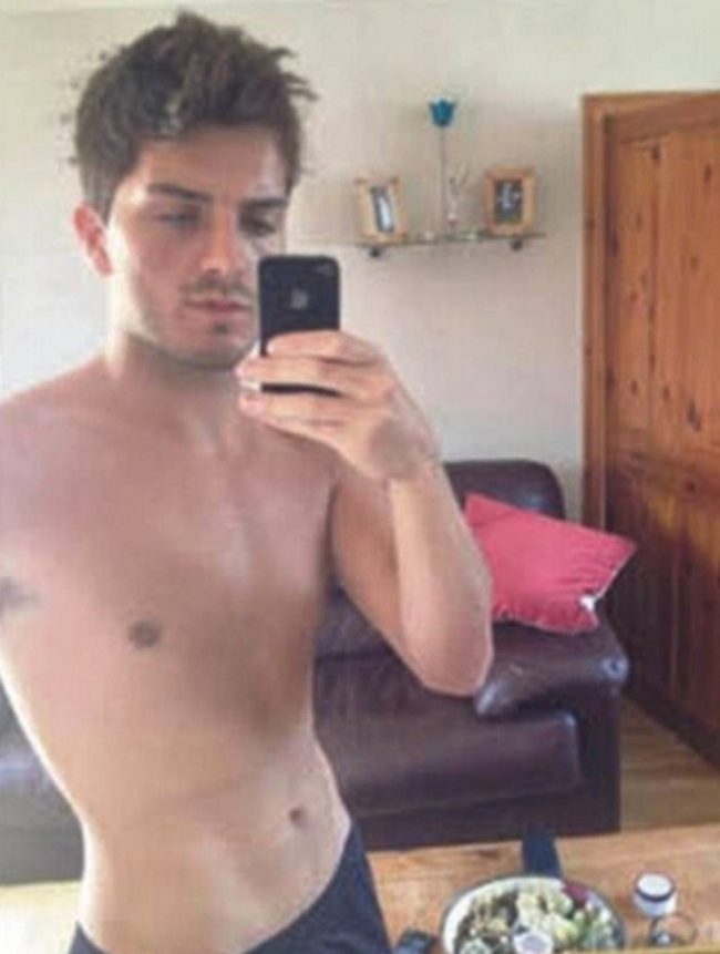 Daryll Rowe, man who used HIV as a weapon, posing in the mirror 