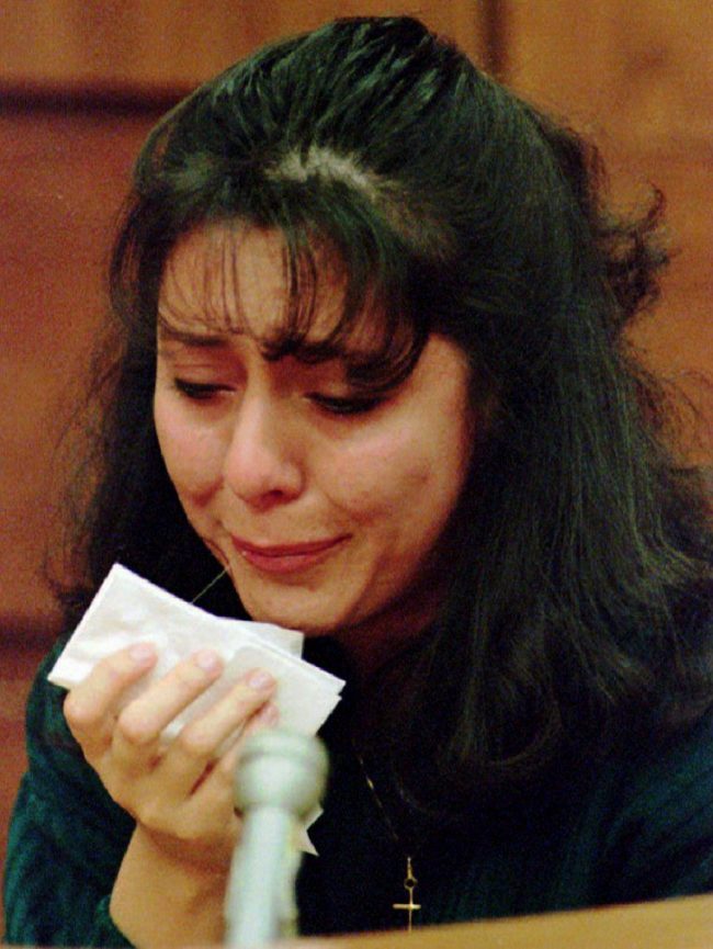 Lorena Bobbitt cries as she testifies about the night she cut her husband John Wayne Bobbitt's penis off, 14 January 1994 on the fourth day of her malicious wounding trial in Manassas, VA. 