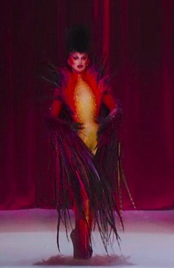 Aquaria hands her crown to Yvie Oddly.