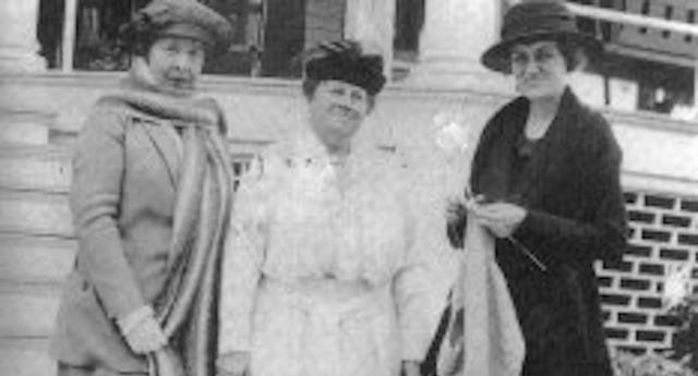 Marie Young (left), Ella White (centre) and White's niece (right). (Encyclopedia Titanica)